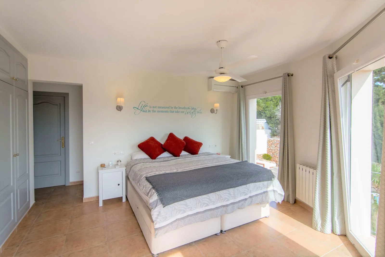 Villa con 4 dormitorios, vistas al Montgó y muy bien ubicada, en Jávea