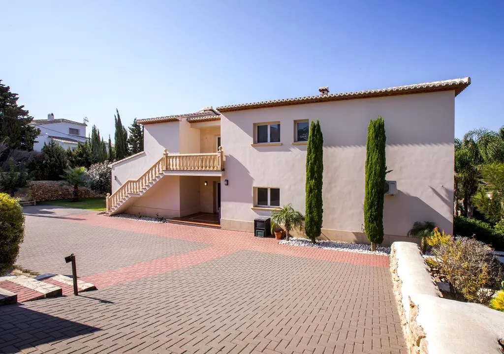 Villa con 4 dormitorios, vistas al Montgó y muy bien ubicada, en Jávea