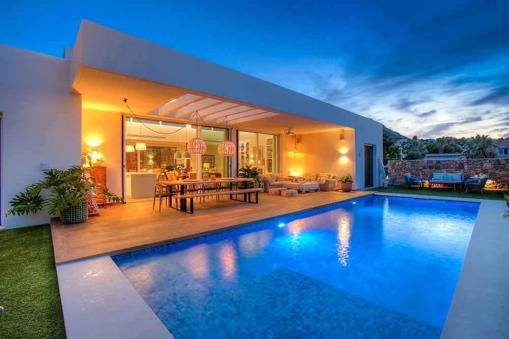 Villa moderna construida por Vives Pons Homes