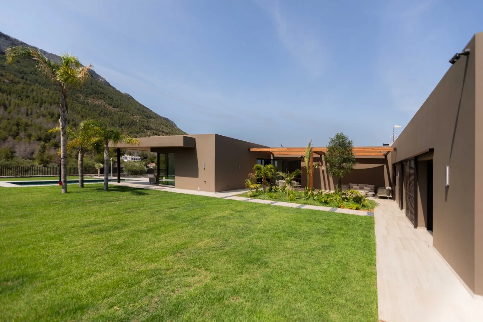 Vivienda contemporánea en una planta integrada con el entorno natural del Montgó