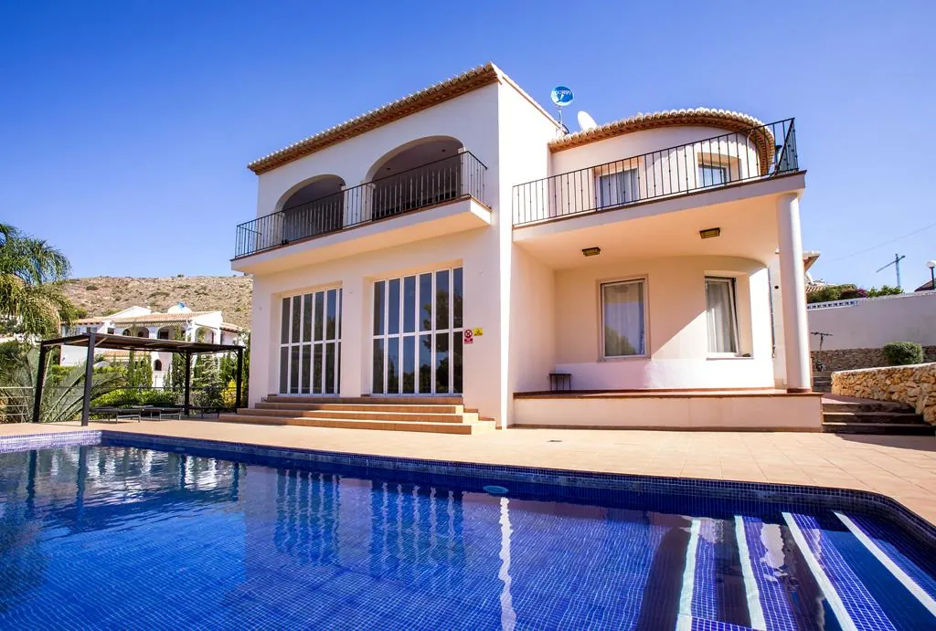 Villa con 4 dormitorios, vistas al Montgó y muy bien ubicada, en Jávea