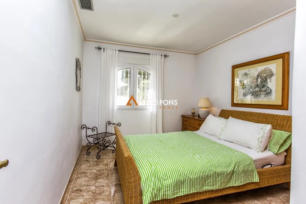 Villa con vistas al mar y al Montgó en Dénia, distribuida en un solo nivel