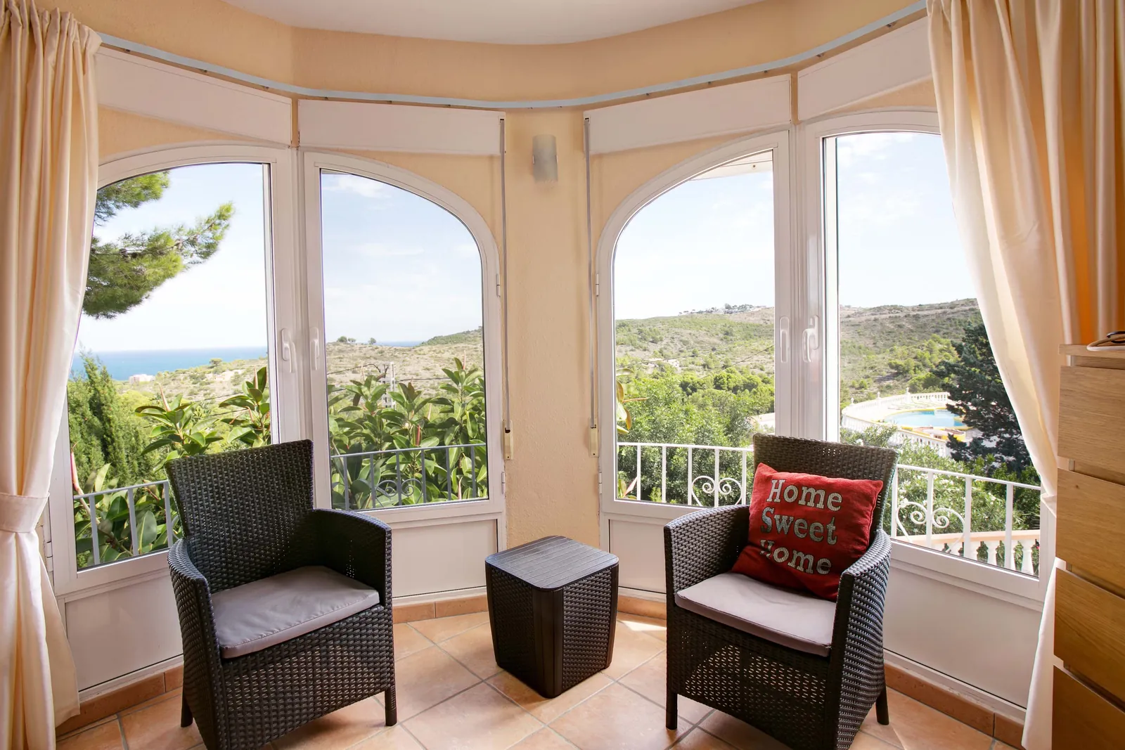 Dénia, Alicante - Villa de cuatro dormitorios con apartamento independiente, vistas al mar y a la montaña, piscina y jardín