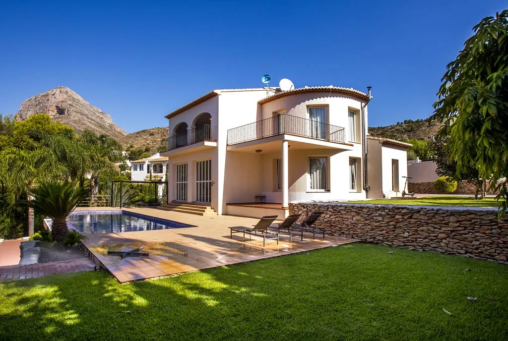 Villa con 4 dormitorios, vistas al Montgó y muy bien ubicada, en Jávea