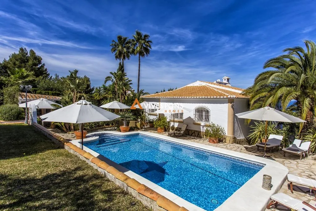 Villa con vistas al mar y al Montgó en Dénia, distribuida en un solo nivel