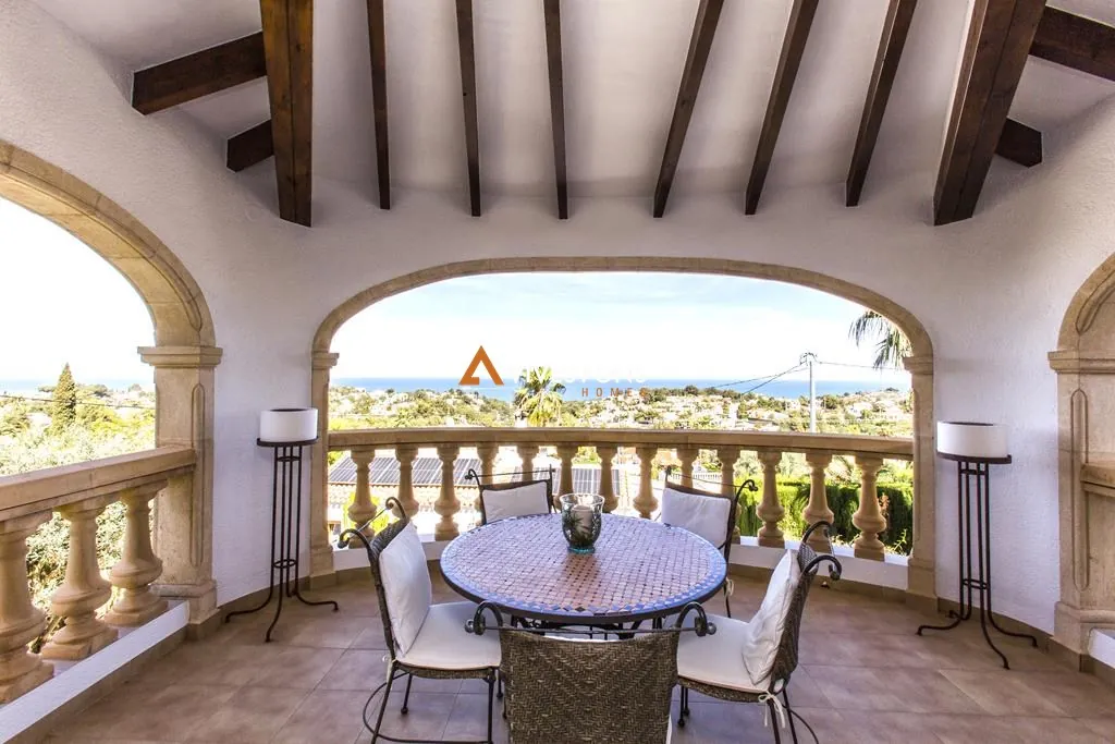 Villa con vistas al mar y al Montgó en Dénia, distribuida en un solo nivel