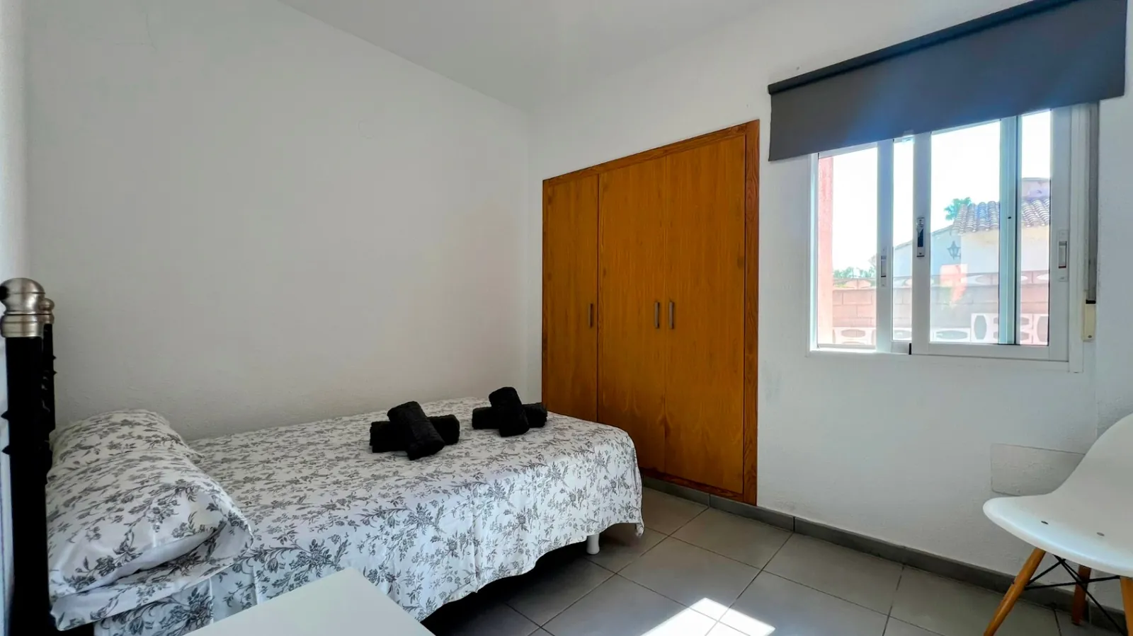 Elegante apartamento de 3 habitaciones con terraza y parking a solo 250 m de la playa.