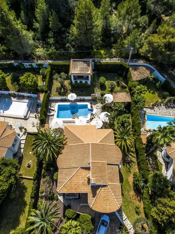 Villa con vistas al mar y al Montgó en Dénia, distribuida en un solo nivel