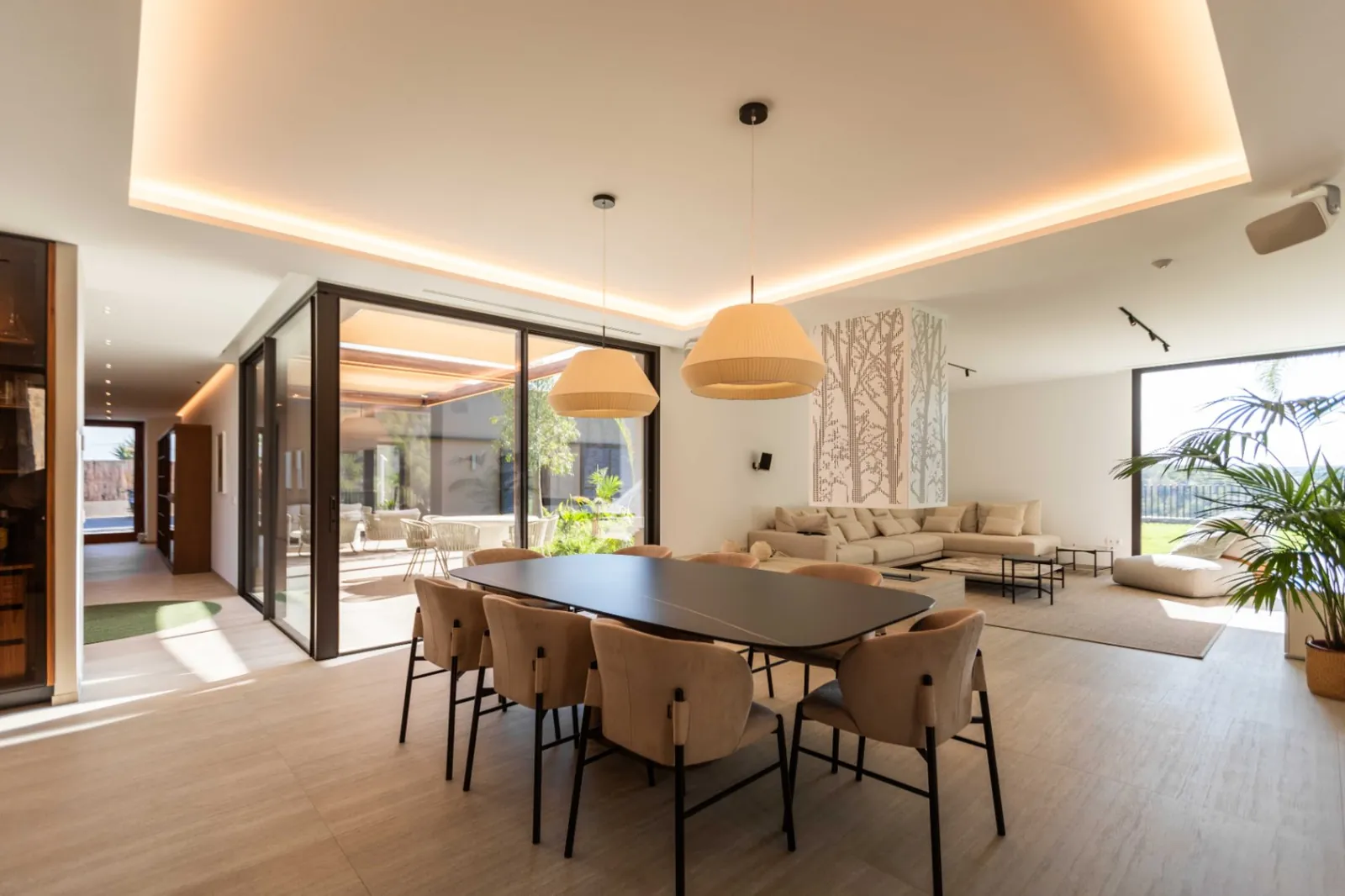 Vivienda contemporánea en una planta integrada con el entorno natural del Montgó