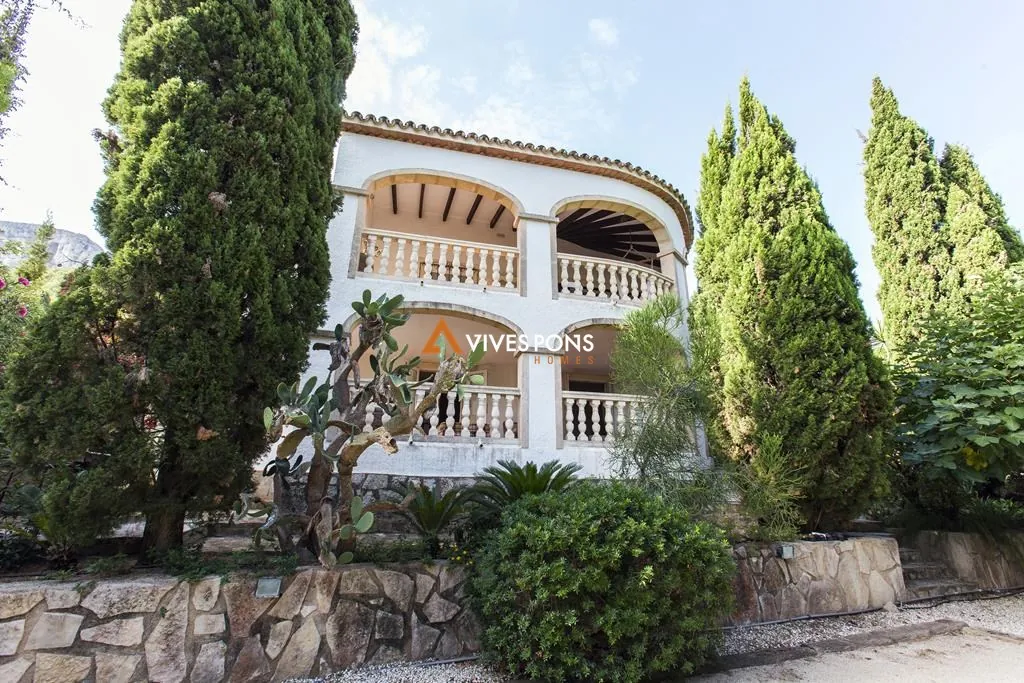 Villa con cinco dormitorios y estudio independiente