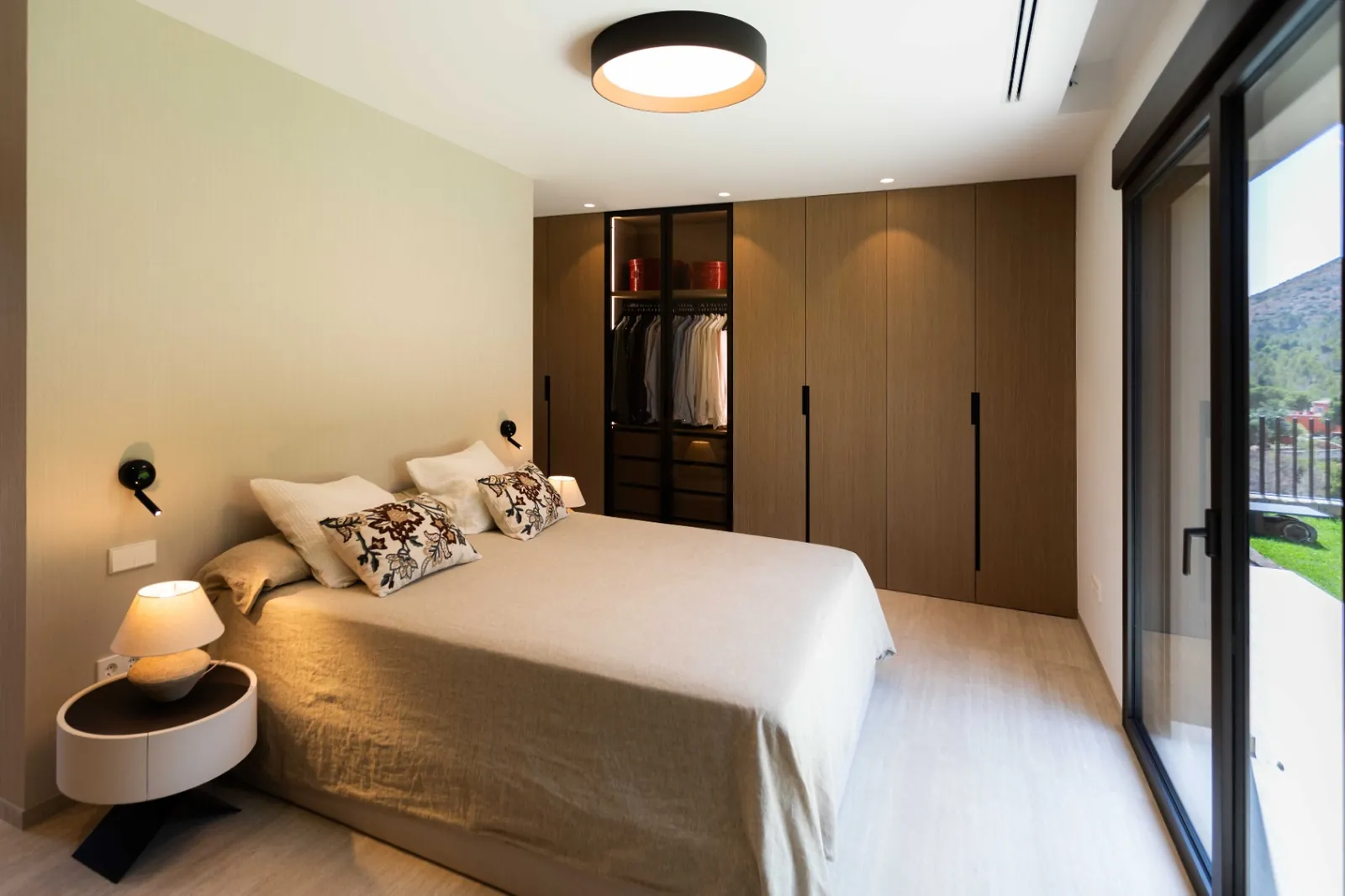 Vivienda contemporánea en una planta integrada con el entorno natural del Montgó
