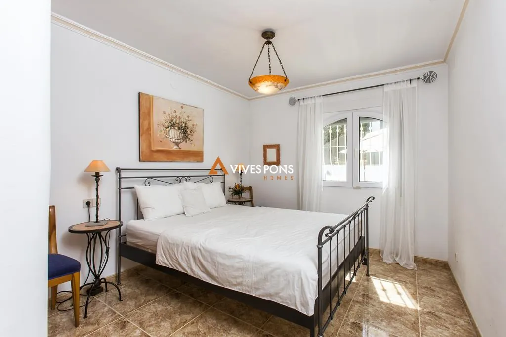 Villa con vistas al mar y al Montgó en Dénia, distribuida en un solo nivel