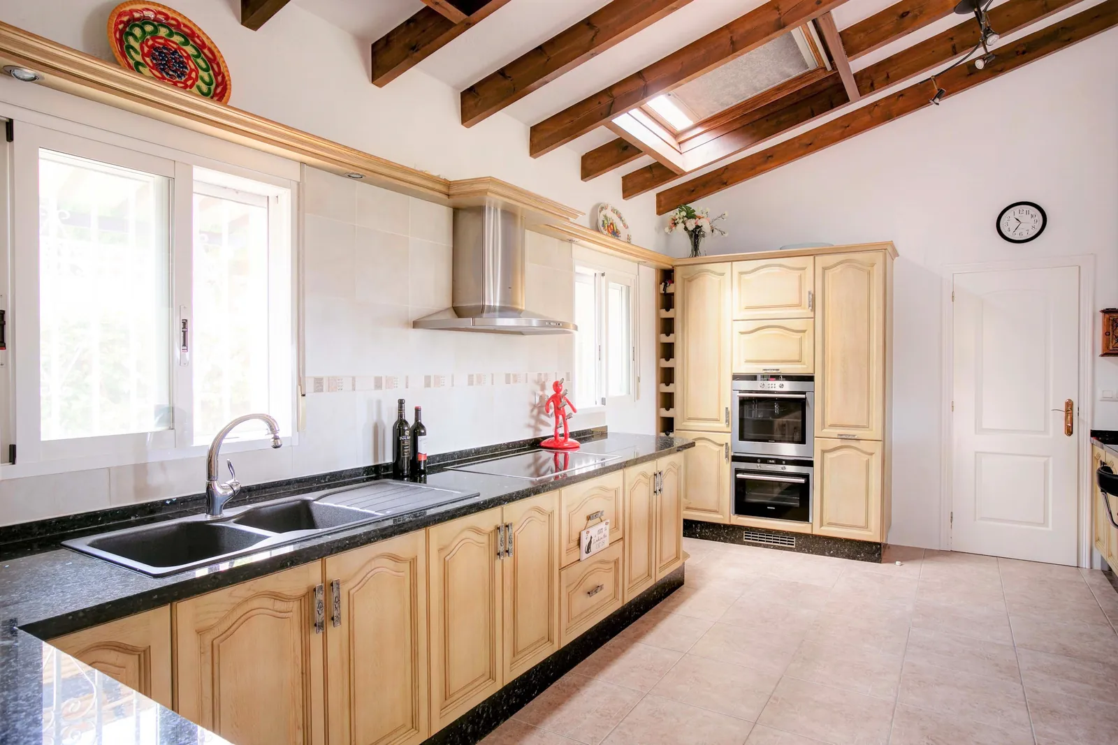 Dénia, Alicante - Villa de cuatro dormitorios con apartamento independiente, vistas al mar y a la montaña, piscina y jardín