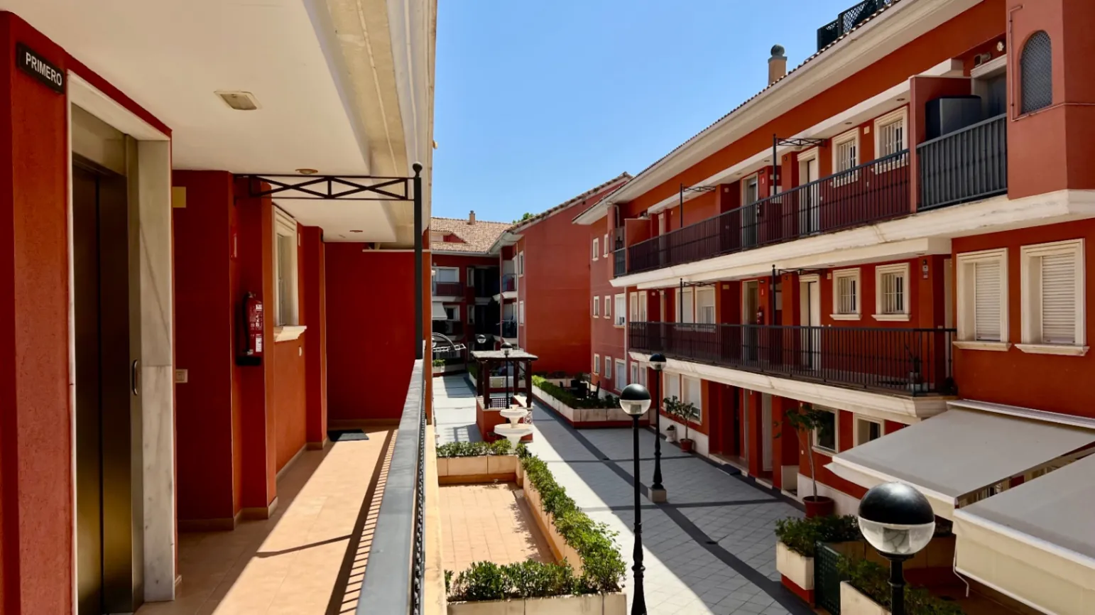 Luminoso apartamento de 3 habitaciones con terraza, piscina y licencia turística - A solo 5 minutos a pie de la playa de Arenal.