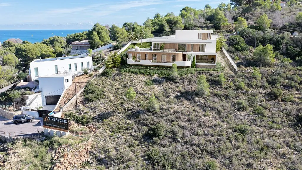 Parcela en Dénia, Las Rotas, con licencia de obra y proyecto para villa moderna
