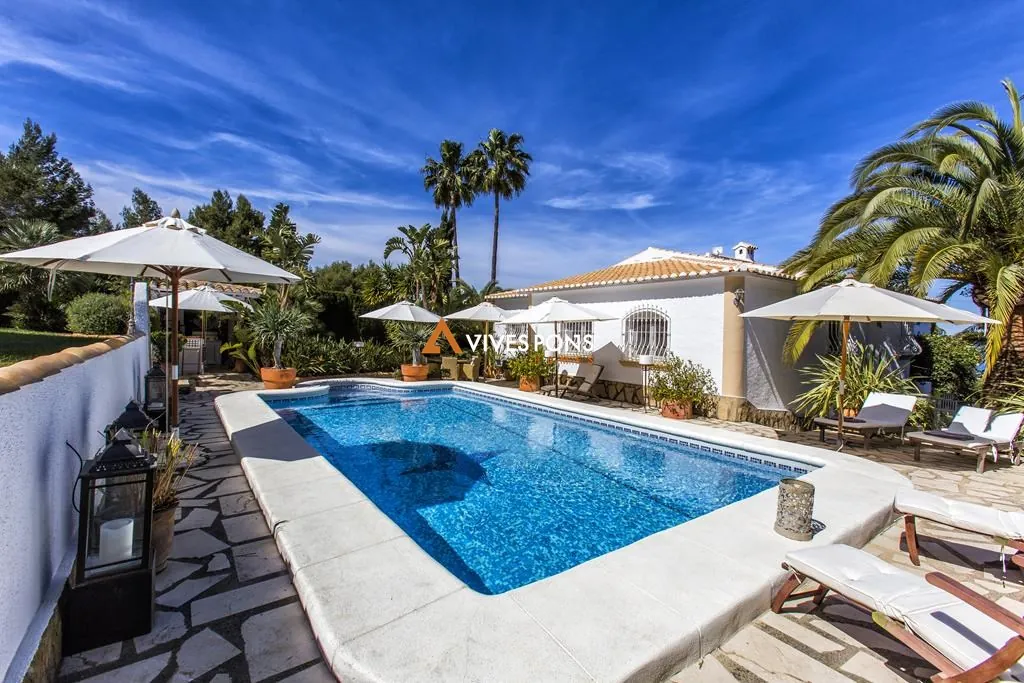 Villa con vistas al mar y al Montgó en Dénia, distribuida en un solo nivel