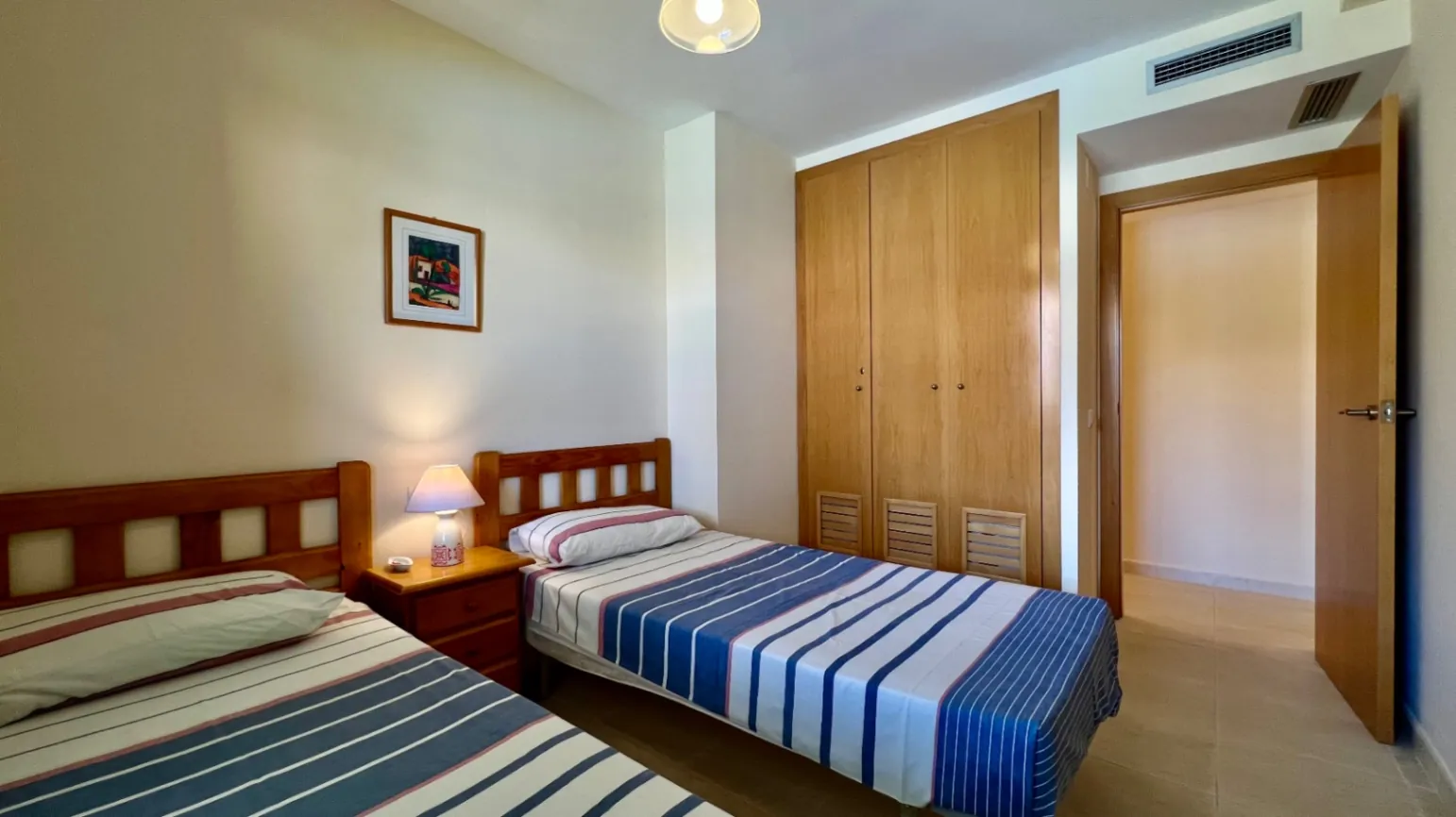 Luminoso apartamento de 3 habitaciones con terraza, piscina y licencia turística - A solo 5 minutos a pie de la playa de Arenal.