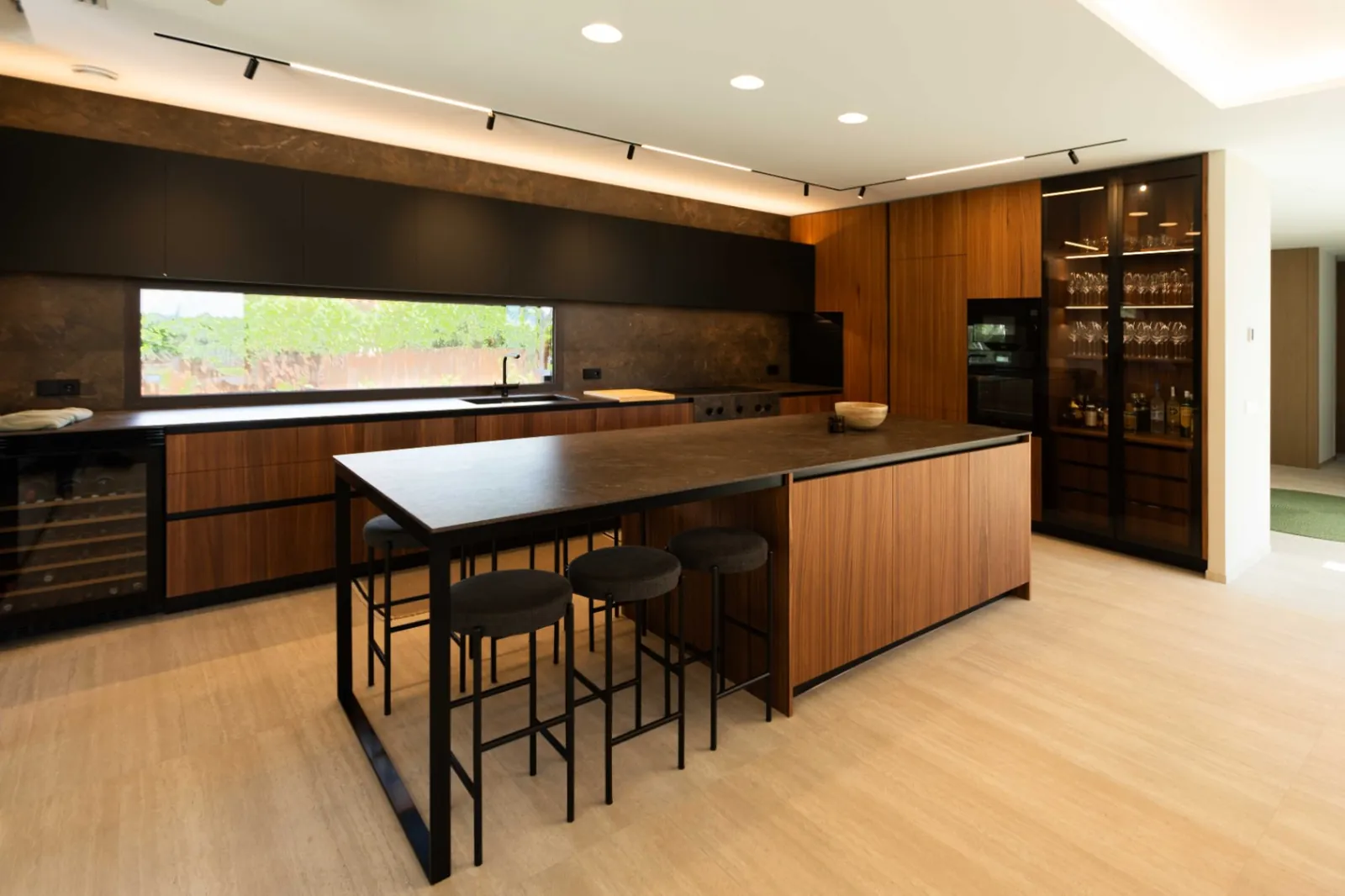 Vivienda contemporánea en una planta integrada con el entorno natural del Montgó