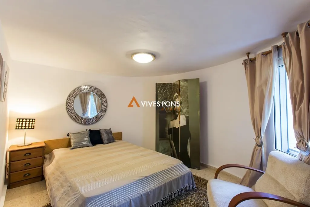 Villa con cinco dormitorios y estudio independiente
