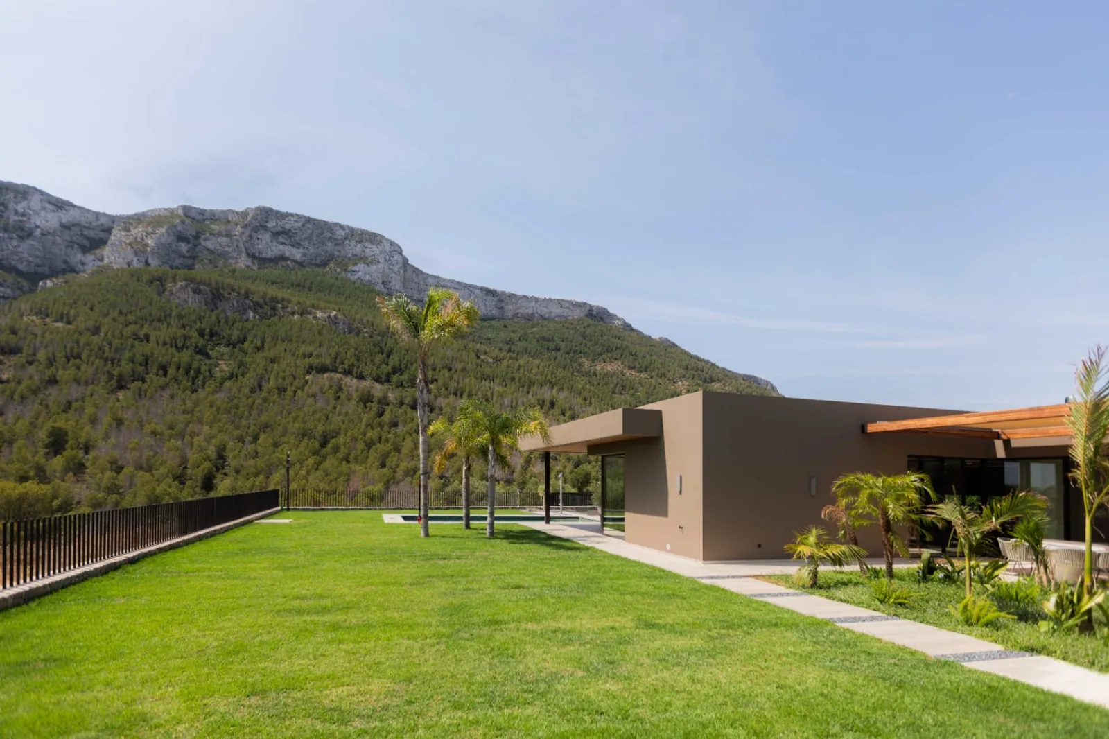 Vivienda contemporánea en una planta integrada con el entorno natural del Montgó