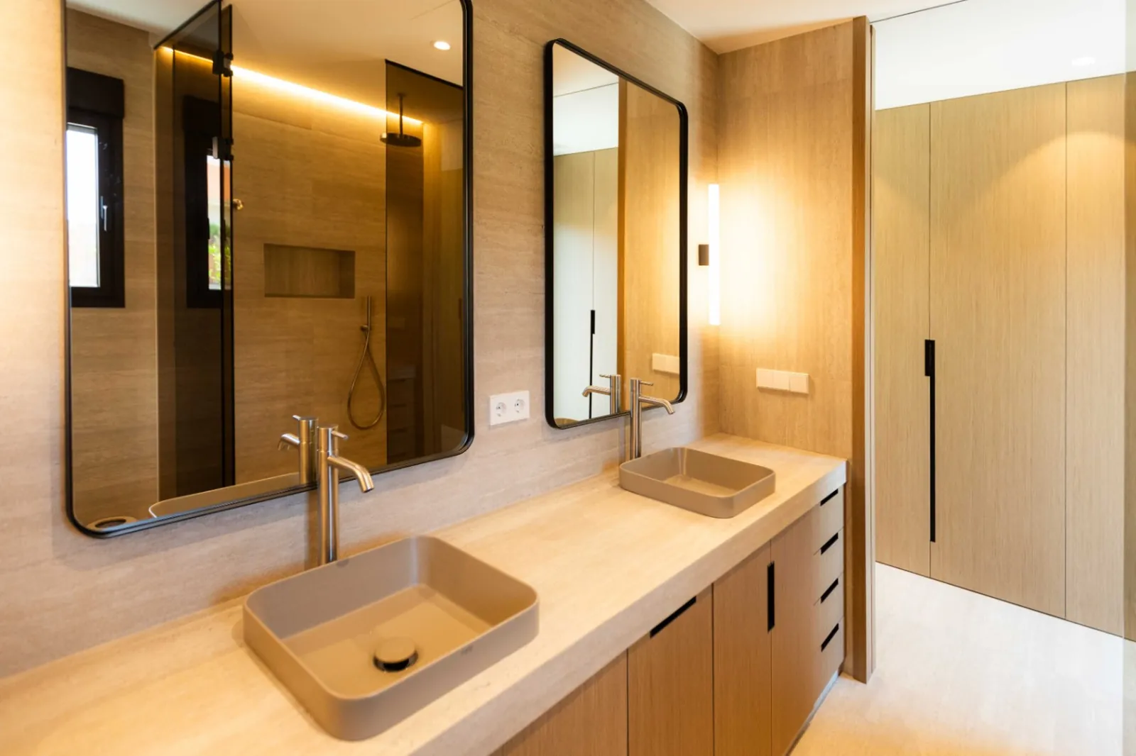 Vivienda contemporánea en una planta integrada con el entorno natural del Montgó