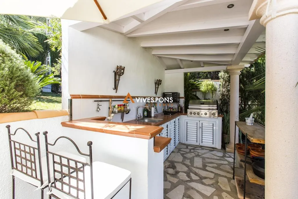 Villa con vistas al mar y al Montgó en Dénia, distribuida en un solo nivel