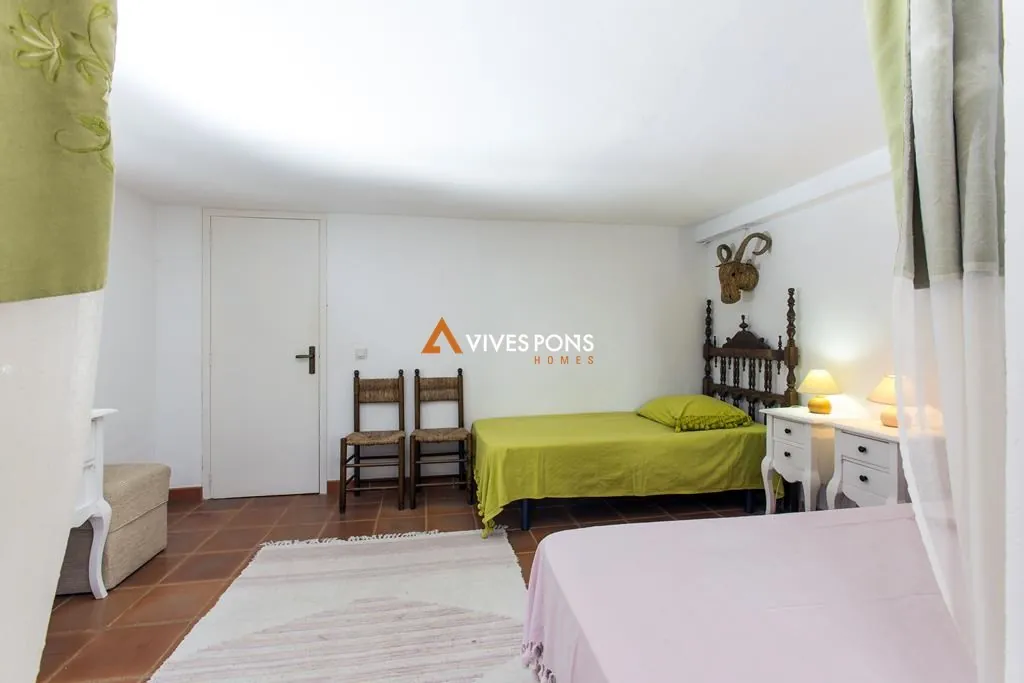 Villa con cinco dormitorios y estudio independiente