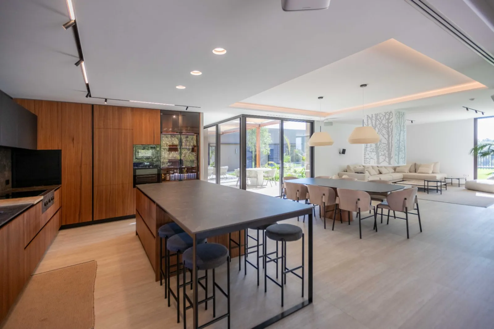 Vivienda contemporánea en una planta integrada con el entorno natural del Montgó