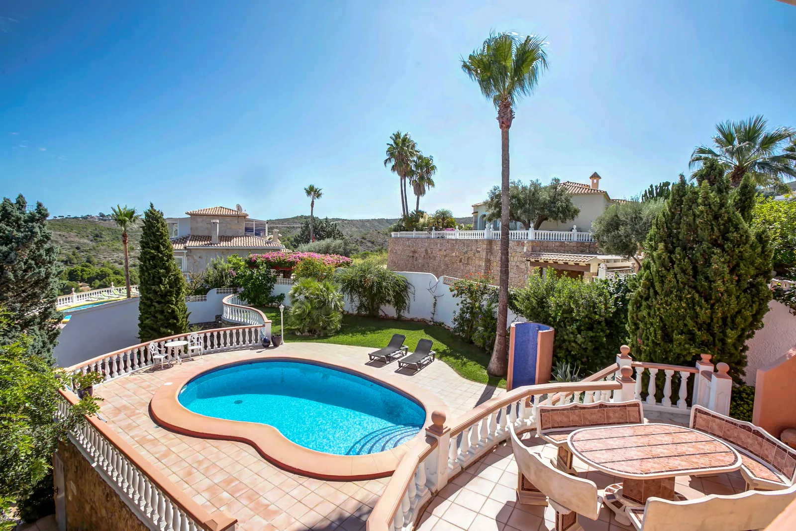 Dénia, Alicante - Villa de cuatro dormitorios con apartamento independiente, vistas al mar y a la montaña, piscina y jardín