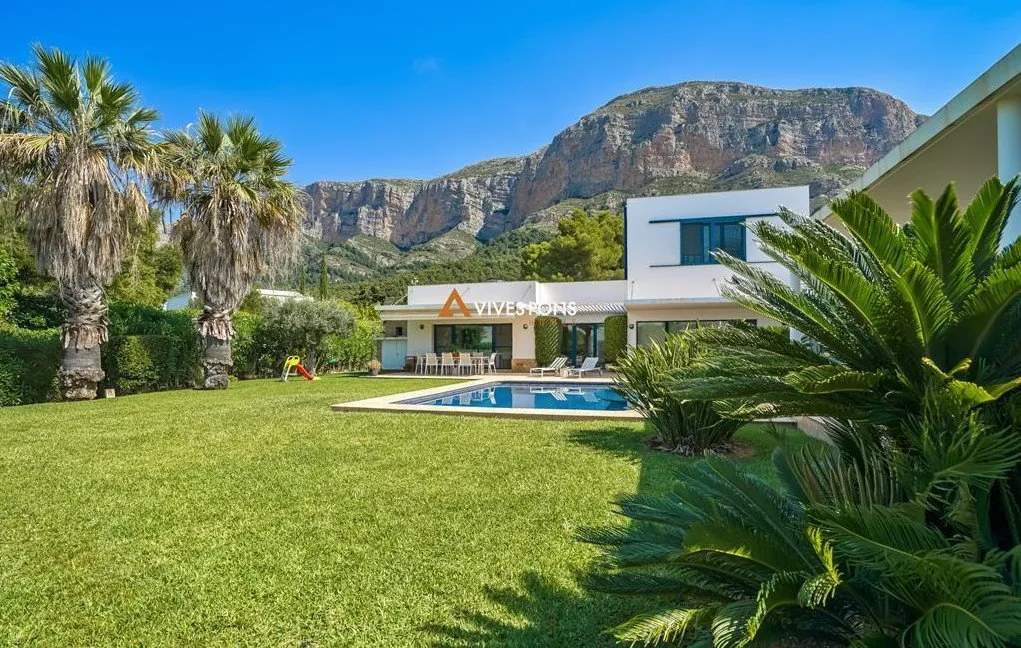 Villa moderna excelentemente ubicada a los pies del Montgó, Jávea