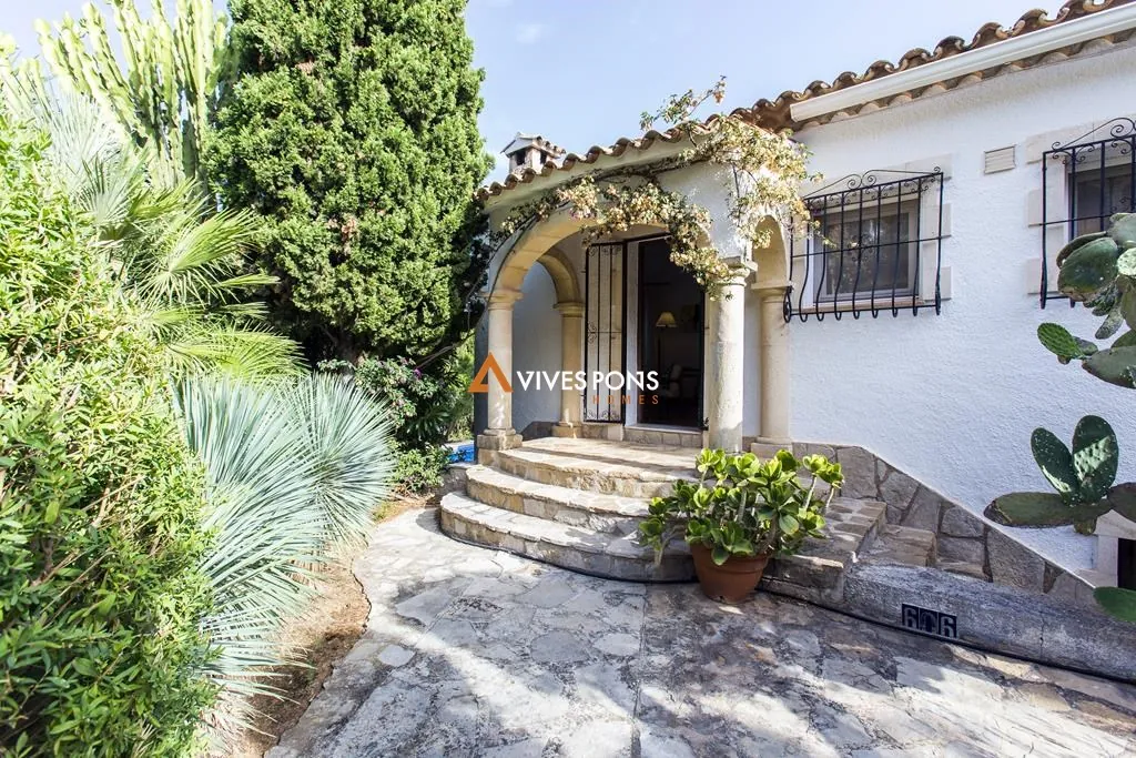 Villa con cinco dormitorios y estudio independiente