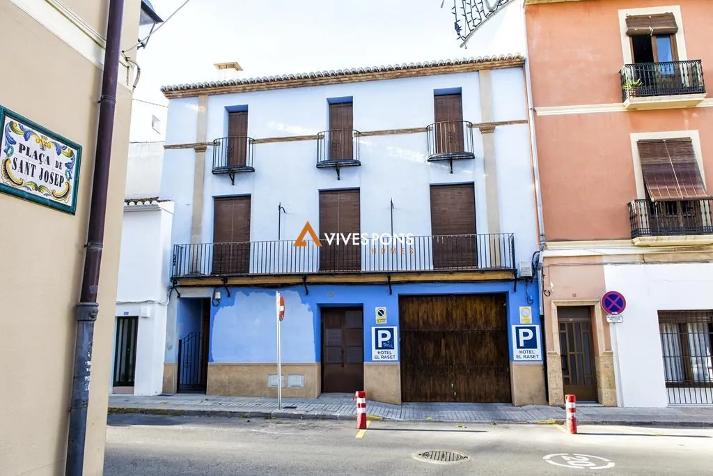 Edificio con gran superficie de garaje, almacén y vivienda, centro de Dénia