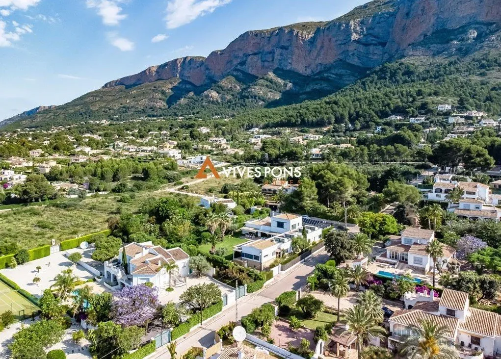 Villa moderna excelentemente ubicada a los pies del Montgó, Jávea