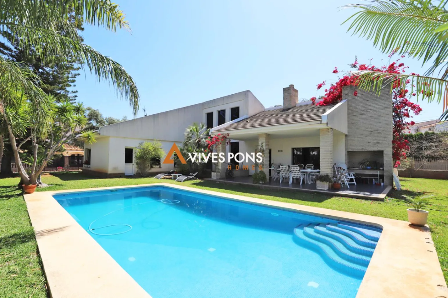 Amplia villa de estilo contemporáneo excelentemente ubicada, Dénia