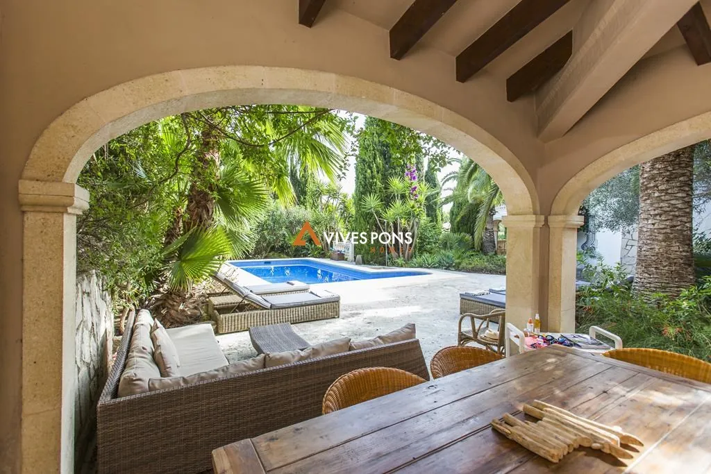 Villa con cinco dormitorios y estudio independiente