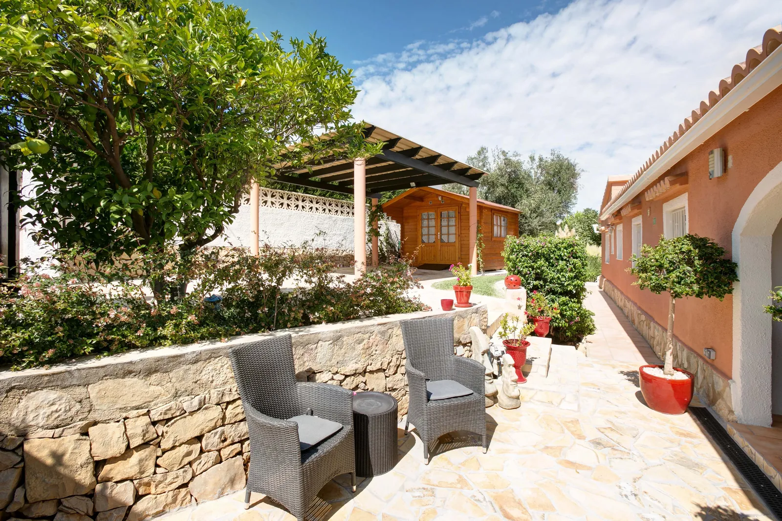 Dénia, Alicante - Villa de cuatro dormitorios con apartamento independiente, vistas al mar y a la montaña, piscina y jardín