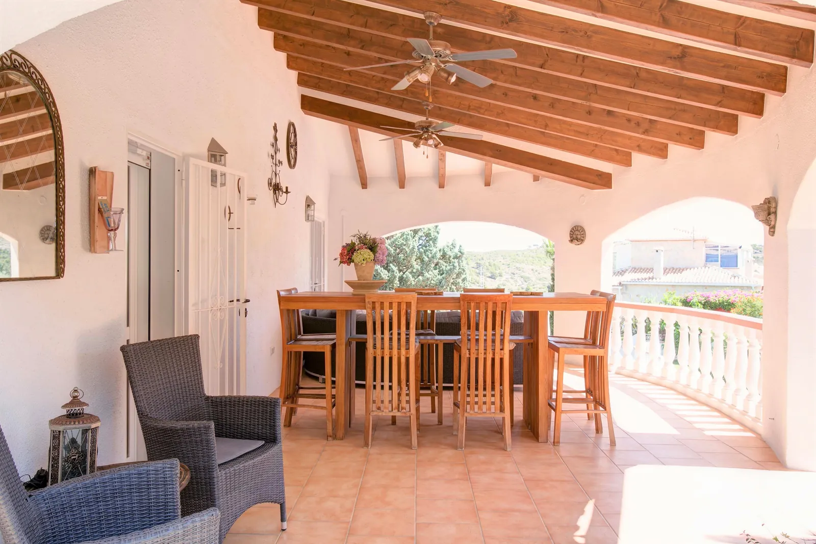 Dénia, Alicante - Villa de cuatro dormitorios con apartamento independiente, vistas al mar y a la montaña, piscina y jardín