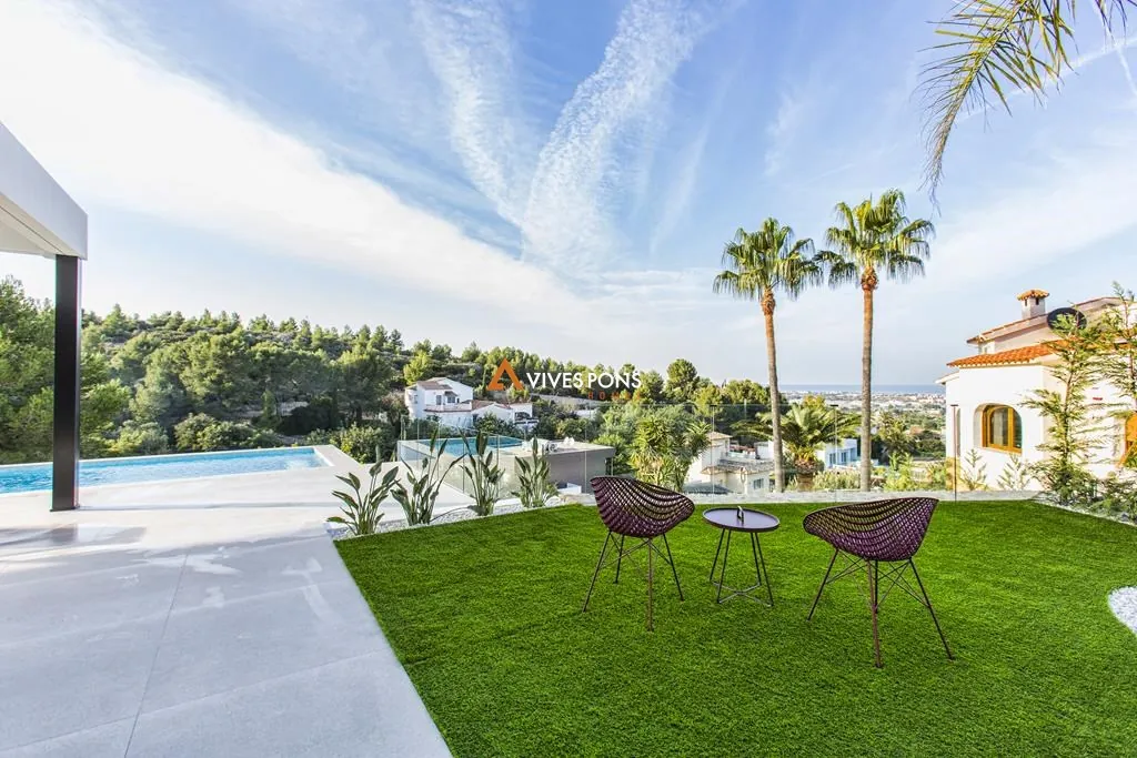 Modern villa with views in Dénia