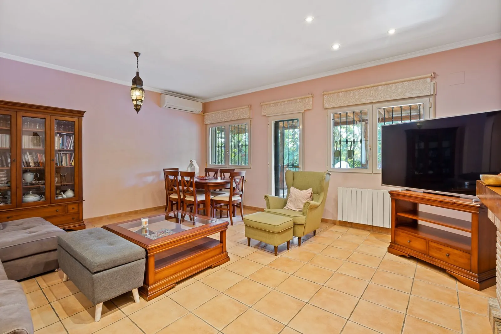 Gran finca rústica compuesta por dos casas y con cuadras para caballos.