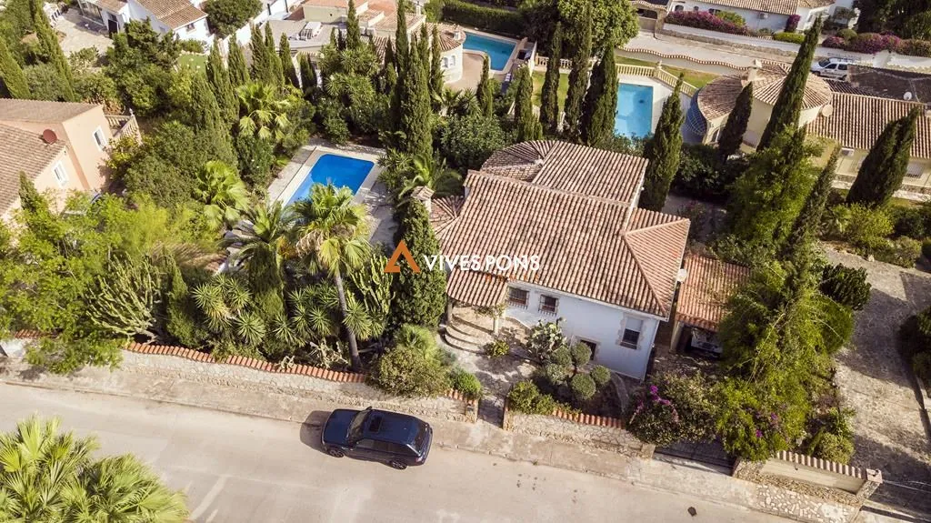 Villa con cinco dormitorios y estudio independiente
