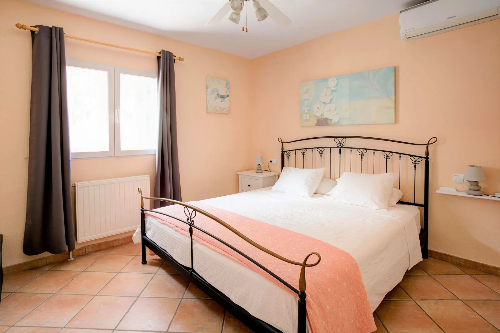 Dénia, Alicante - Villa de cuatro dormitorios con apartamento independiente, vistas al mar y a la montaña, piscina y jardín