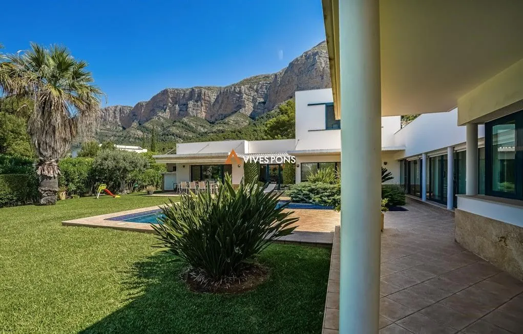 Villa moderna excelentemente ubicada a los pies del Montgó, Jávea