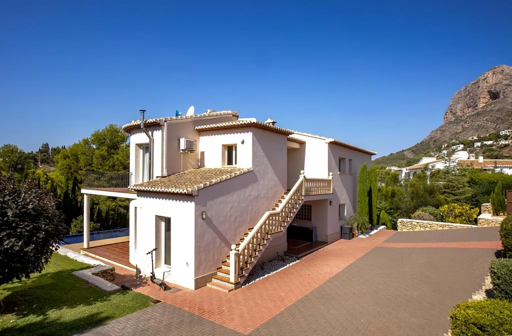 Villa con 4 dormitorios, vistas al Montgó y muy bien ubicada, en Jávea