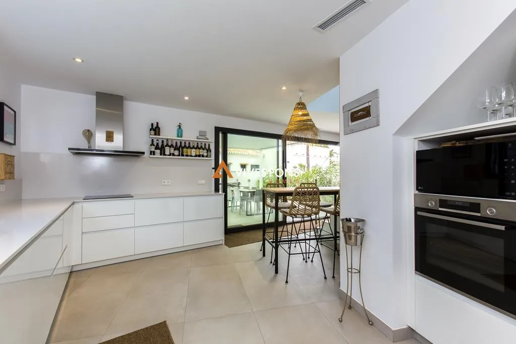 Villa moderna a solo 2,5 km de la Marineta Cassiana, Dénia