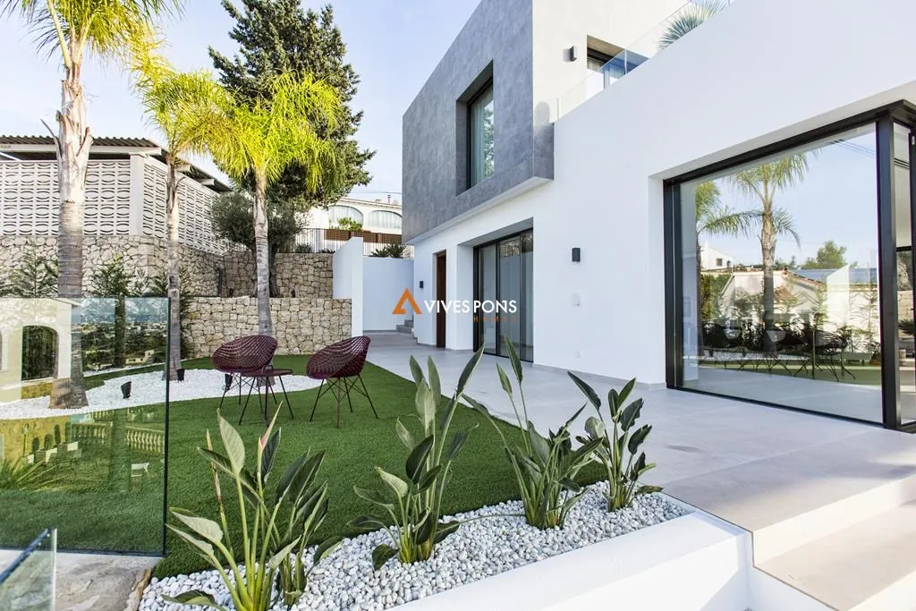Modern villa with views in Dénia