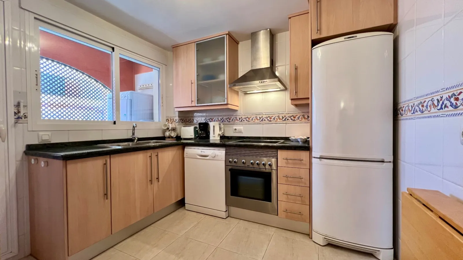 Luminoso apartamento de 3 habitaciones con terraza, piscina y licencia turística - A solo 5 minutos a pie de la playa de Arenal.