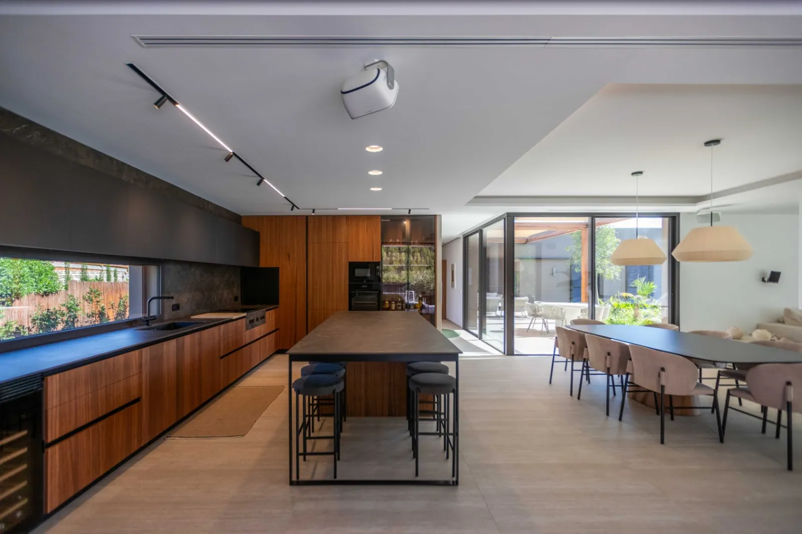 Vivienda contemporánea en una planta integrada con el entorno natural del Montgó