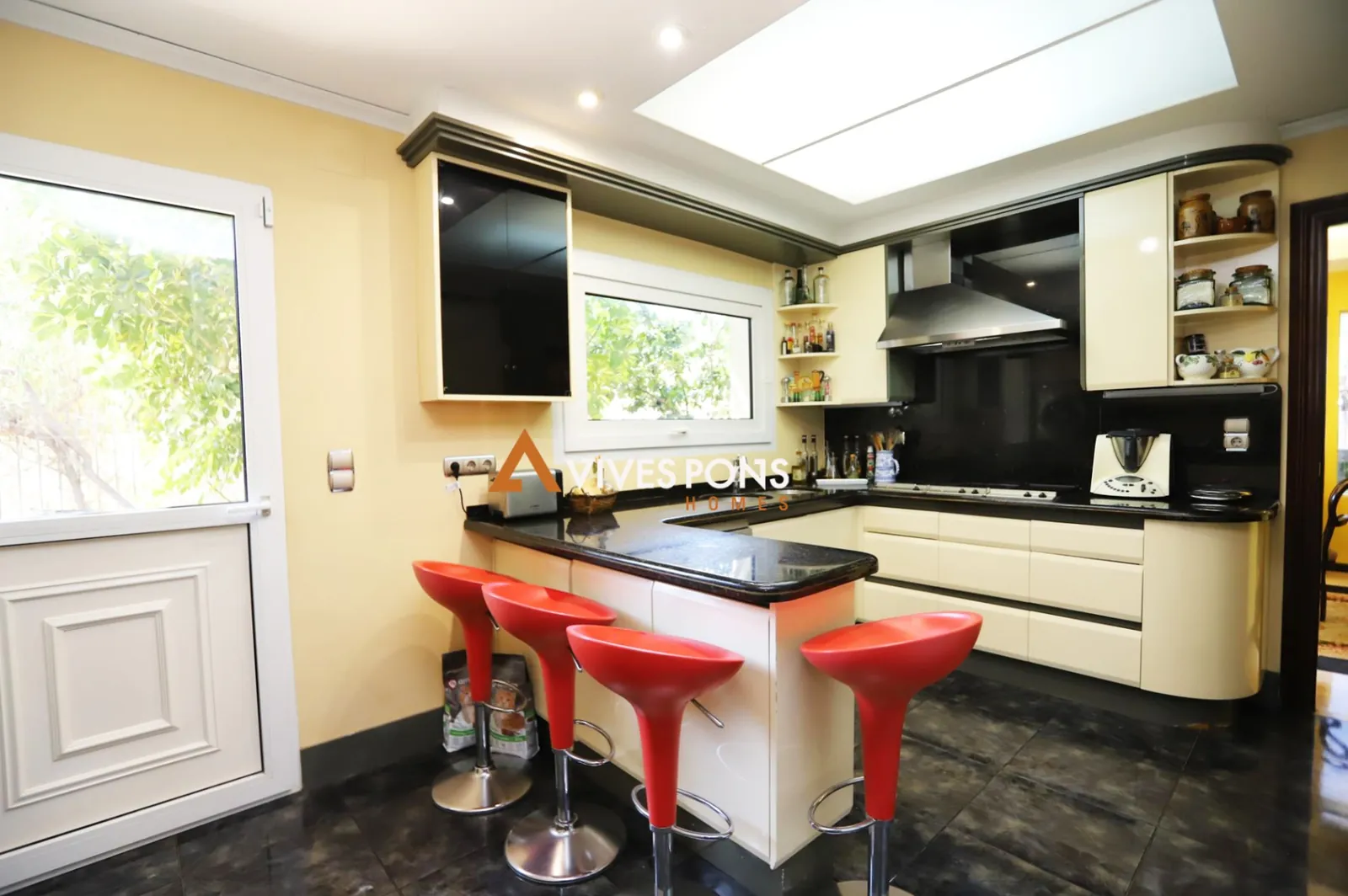 Amplia villa de estilo contemporáneo excelentemente ubicada, Dénia