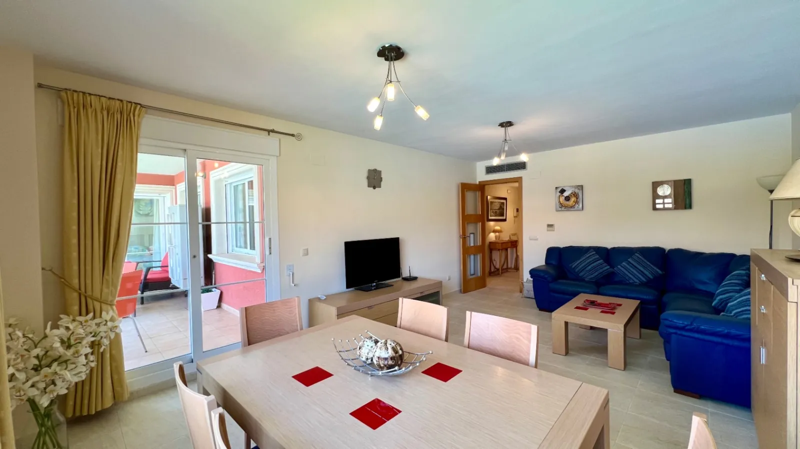 Luminoso apartamento de 3 habitaciones con terraza, piscina y licencia turística - A solo 5 minutos a pie de la playa de Arenal.