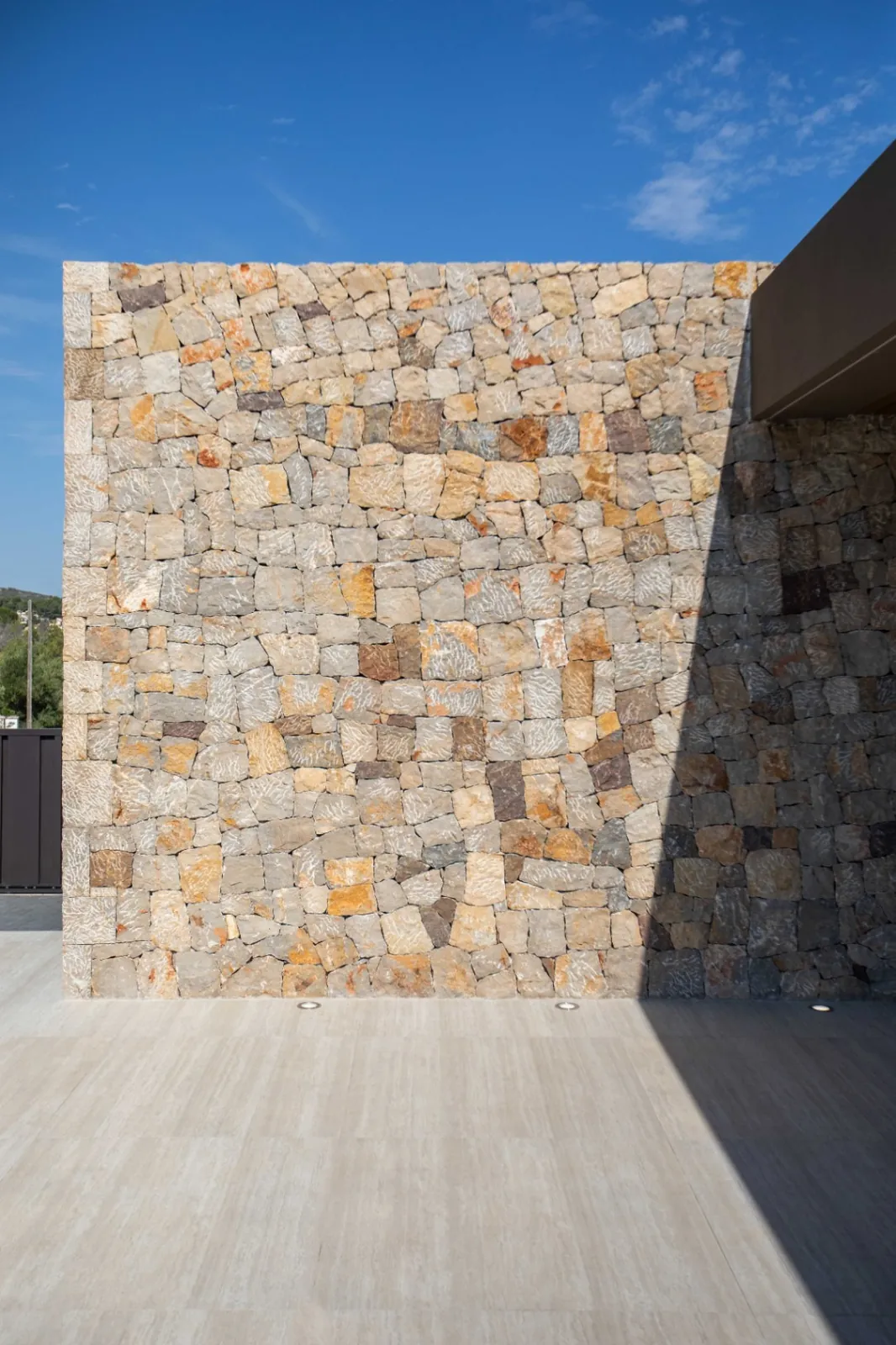 Vivienda contemporánea en una planta integrada con el entorno natural del Montgó